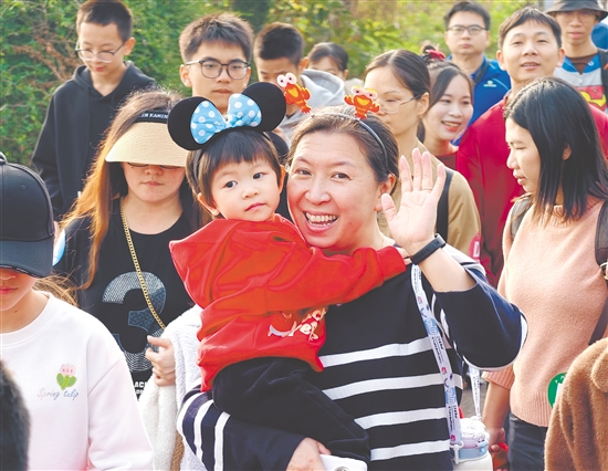 昨日，逾3000名市民游客参加2026江门元旦徒步行活动，奔赴新岁征程。郭永乐