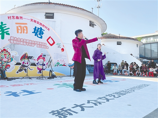 “我和村晚有个约会”流行音乐会为现场观众深情演绎了多首经典歌曲。 “我和村晚有个约会”流行音乐会为现场观众深情演绎了多首经典歌曲。