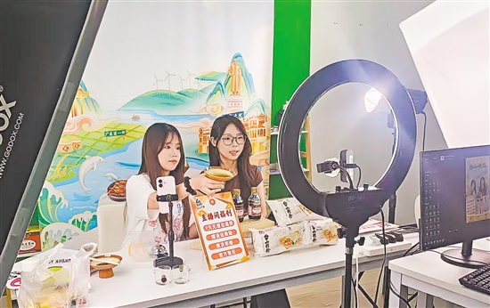 在“台山优品”直播间，主播通过镜头向观众推介台山特色农产品。