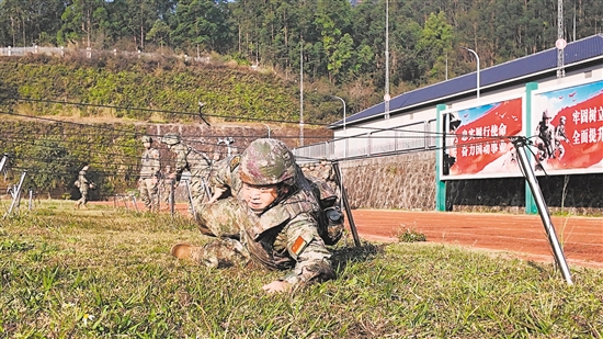 参训人员匍匐前进通过障碍。陈建强 参训人员匍匐前进通过障碍。陈建强