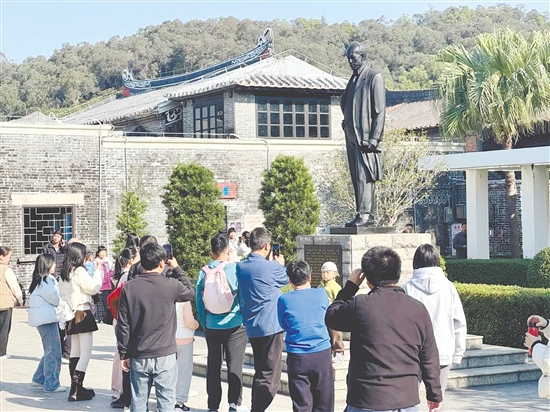 元旦假期,不少游客来到梁启超故居,汲取精神养分。 元旦假期,不少游客来到梁启超故居,汲取精神养分。