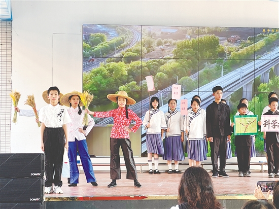 本次展演生动展现了恩平市冯如小学“问星计划”实施以来的育人成果。 本次展演生动展现了恩平市冯如小学“问星计划”实施以来的育人成果。