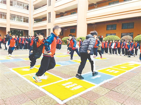 农林双朗小学学生在课间快乐玩耍。