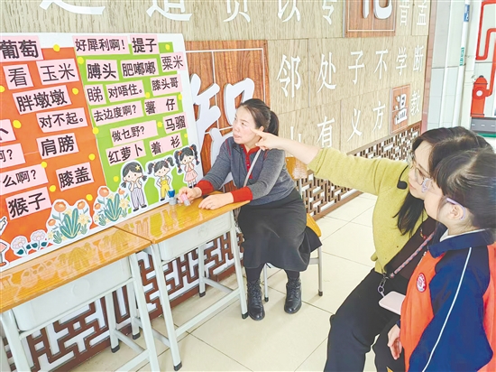 学生边玩游戏边学粤语词汇。 学生边玩游戏边学粤语词汇。