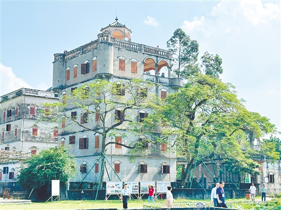 充满“侨味”的开平碉楼自力村景区。 充满“侨味”的开平碉楼自力村景区。