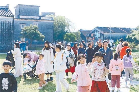 元旦假期，开平碉楼文化旅游区核心景区自力村游人如织。