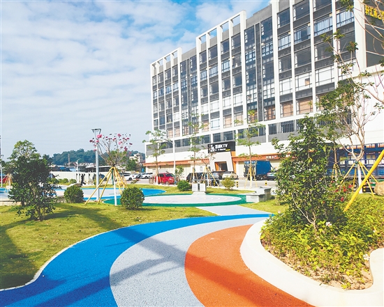 “口袋公园”内乔灌木错落有致,常绿植物与开花植物巧妙搭配,确保四季有景。 “口袋公园”内乔灌木错落有致,常绿植物与开花植物巧妙搭配,确保四季有景。