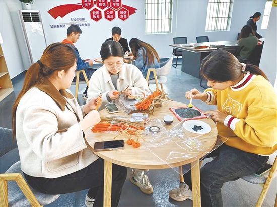 青年干部发挥想象力和创作力,体验年画制作。 青年干部发挥想象力和创作力,体验年画制作。