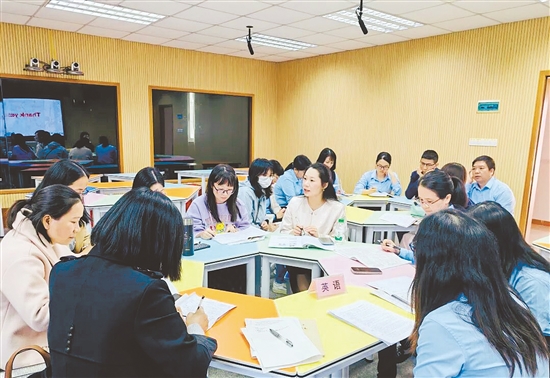 开平市教师们进行教学研讨。 开平市教师们进行教学研讨。