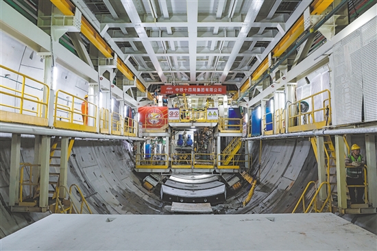 1月6日，“深江1号”盾构机在珠江入海口海平面下掘进。