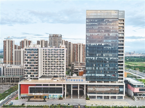 新会区依托江门双碳实验室等重要平台，大力推动创新，发展新质生产力。