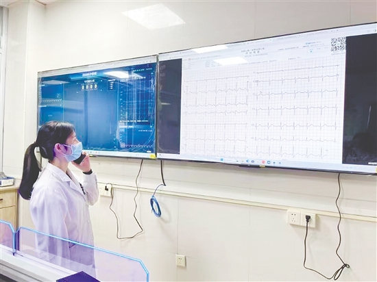 台山市医共体构建“心电一张网”,县级三甲医院的心电诊断能力直接“下沉”至台山全市18家基层分院和部分村卫生站。 台山市医共体构建“心电一张网”,县级三甲医院的心电诊断能力直接“下沉”至台山全市18家基层分院和部分村卫生站。