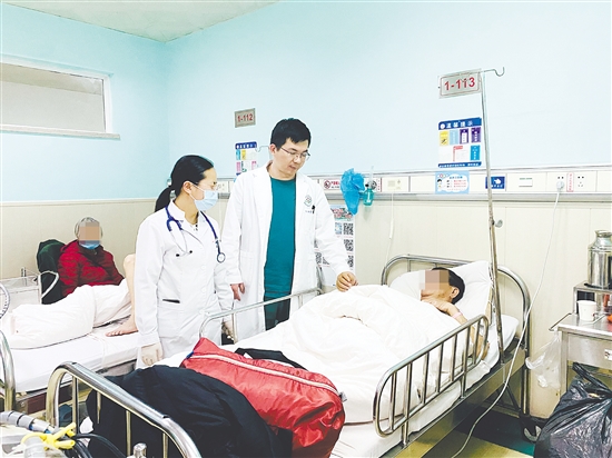 台山市医共体总院专家为基层病人进行会诊。 台山市医共体总院专家为基层病人进行会诊。