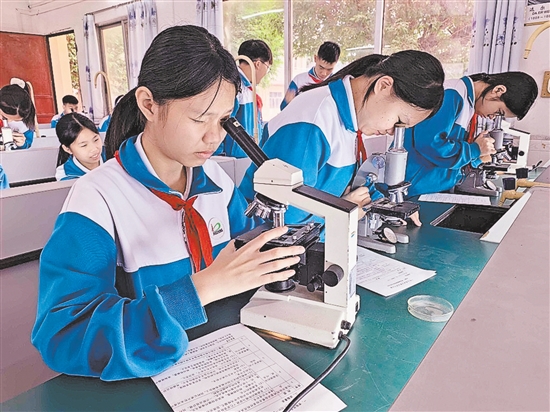 广东江门中医药职业学院向大鳌中学捐赠电脑、显微镜等物资，为该校建设计算机室与生物实验室提供有力支持。