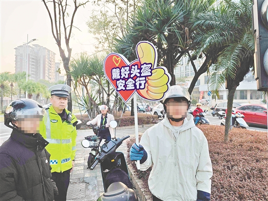 交警对存在轻微交通违法的当事人进行批评教育后，引导其加入交通劝导队伍，化身为“临时交通劝导员”。