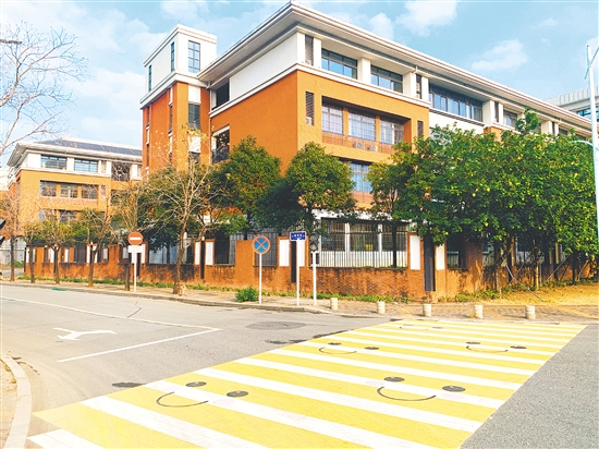 彩色斑马线既保障儿童安全出行，更为城市道路增添了亮丽风景线。