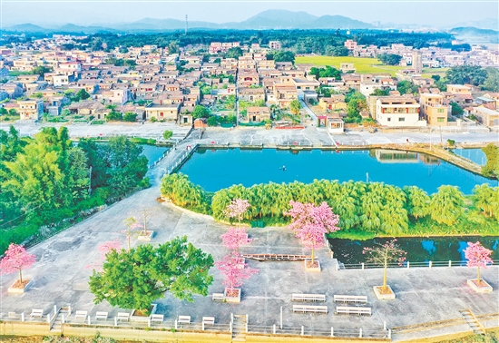 址山镇昆中村推进绿美乡村提质行动，绘就共建共享的生态画卷。图为新建成的昆中村观龙公园。