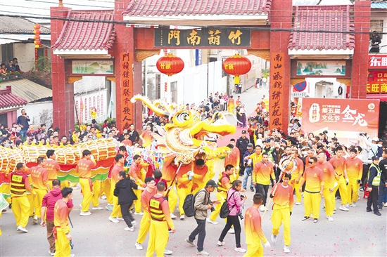 金龙时而上下翻滚、时而凌空飞腾、时而跳跃前进，游弋自如，栩栩如生，吸引了众多市民、游客驻足观赏。