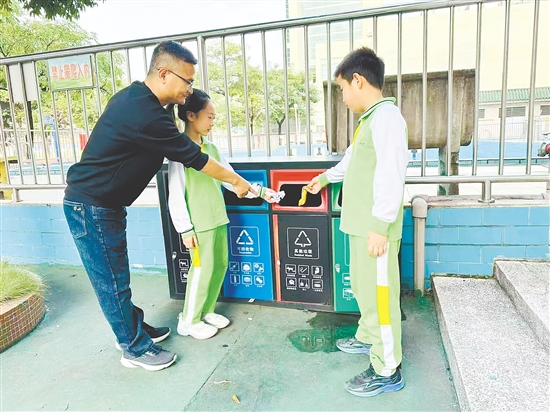在沙坪三小，每天做好垃圾分类已成为师生们的“必修课”。
