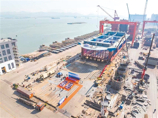 “珠海琴”由6个可自主升降的折叠式养殖网箱组成，适应15-100米水深养殖环境。