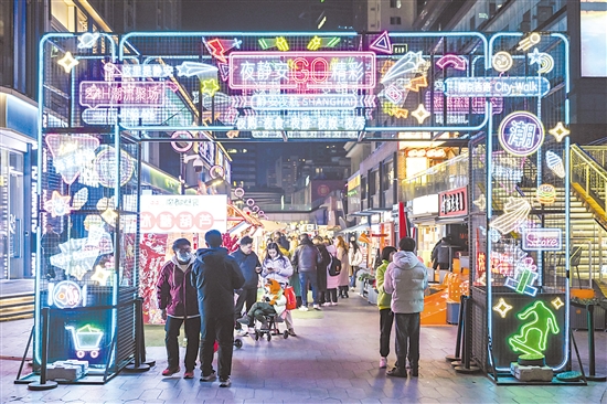 1月7日在上海市静安区吴江路拍摄的夜间市集现场。