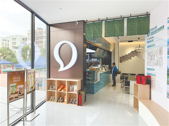 三江镇有了新的城镇形象窗口和“会客厅”。 三江镇有了新的城镇形象窗口和“会客厅”。