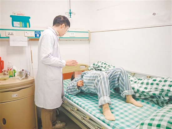 医生指导患者如何在冬季科学运动。 医生指导患者如何在冬季科学运动。