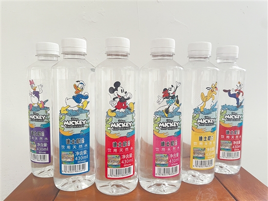 迪士尼系列饮用天然水产品涵盖四种规格,迪士尼授权旗下28个IP形象用于产品包装和水厂空间设计。 迪士尼系列饮用天然水产品涵盖四种规格,迪士尼授权旗下28个IP形象用于产品包装和水厂空间设计。
