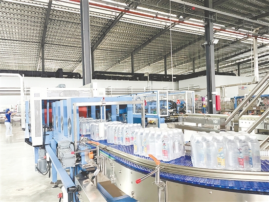 恩州山泉水斥资打造4条自动化生产线,实现日产10万箱饮用水的产能规模,今年产能预计超3000万箱,产值将突破3亿元。 恩州山泉水斥资打造4条自动化生产线,实现日产10万箱饮用水的产能规模,今年产能预计超3000万箱,产值将突破3亿元。