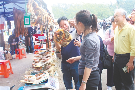 那吉镇腊鸭菜心集市仅三天就迎客4万余人次,带动消费超200万元。 那吉镇腊鸭菜心集市仅三天就迎客4万余人次,带动消费超200万元。