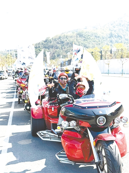 女骑队伍沿恩平“冯如故里温泉骑行环线”穿行，在山水间领略恩平独特的温泉文化、航空文化与侨乡风情。