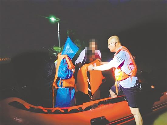 2025年9月25日，因河水暴涨，几名群众在良西镇被困。当地民警在110的精准指挥下，顺利救出被困群众。