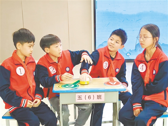 选手们在比赛中冷静作答。