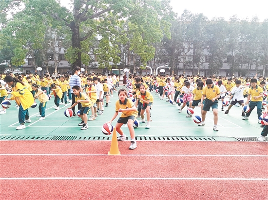新会区古井小学开展大课间篮球操。