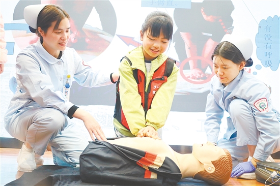 小记者学习心肺复苏急救法。