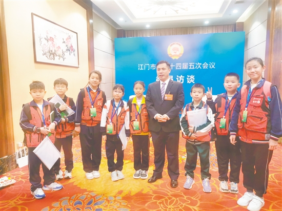 小记者参与2025年江门“两会”采访（政协组）。