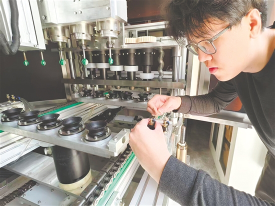 潘志轩在调试设备。 潘志轩在调试设备。