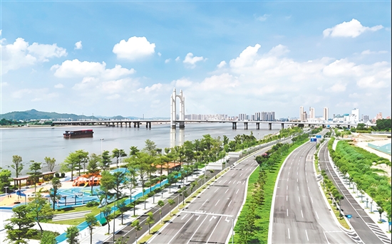 开平市以精细化治理擦亮城市“面子”、夯实民生“里子”,让宜居成为城市最鲜明的标签。 开平市以精细化治理擦亮城市“面子”、夯实民生“里子”,让宜居成为城市最鲜明的标签。