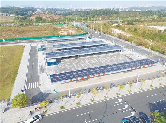 一张“城区加密、乡镇延伸”的充电服务网络已初具规模，有效解决了乡镇地区尤其是新能源货运车辆的“里程焦虑”与“补能焦虑”。