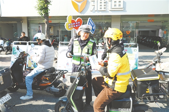 交警提醒骑手群体,应带头遵守交规、文明骑行。 交警提醒骑手群体,应带头遵守交规、文明骑行。