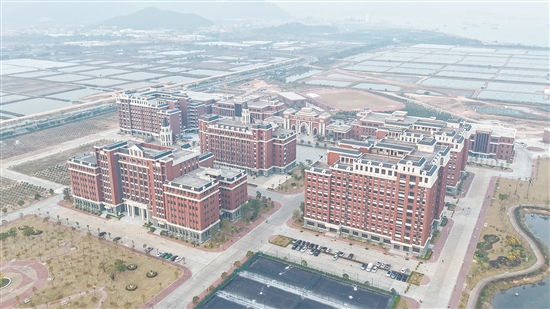 广州华立学院江门校区鸟瞰图。