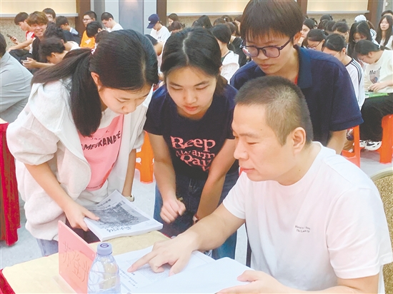 创业导师指导团队打磨作品。