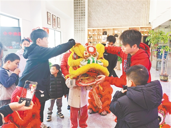 醒狮体验课上，孩子们和家长配合默契。