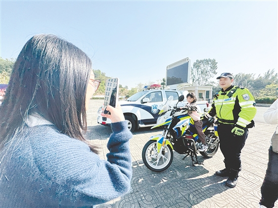 活动现场,民警与市民进行互动。 活动现场,民警与市民进行互动。
