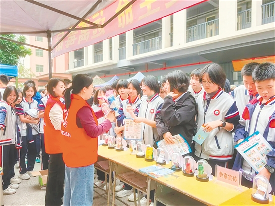 禁毒志愿者通过生动解说与仿真毒品模型展示，系统揭示毒品危害，帮助学生们直观辨识新型毒品的伪装形态。