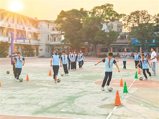 在台山市大江镇公益小学，篮球场是该校学生追逐足球梦想的起点。