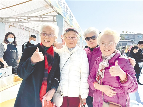 银发族称三合镇的环境适合养老。