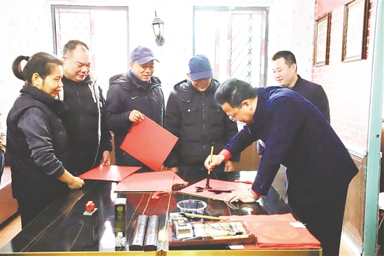 书法家即席挥毫为村民书写“福字”。