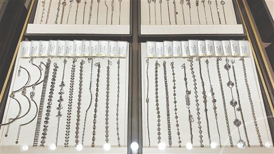 江门各大金店内，铂金白银产品样式多样。
