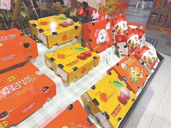 车厘子被摆在显眼位置吸引顾客。